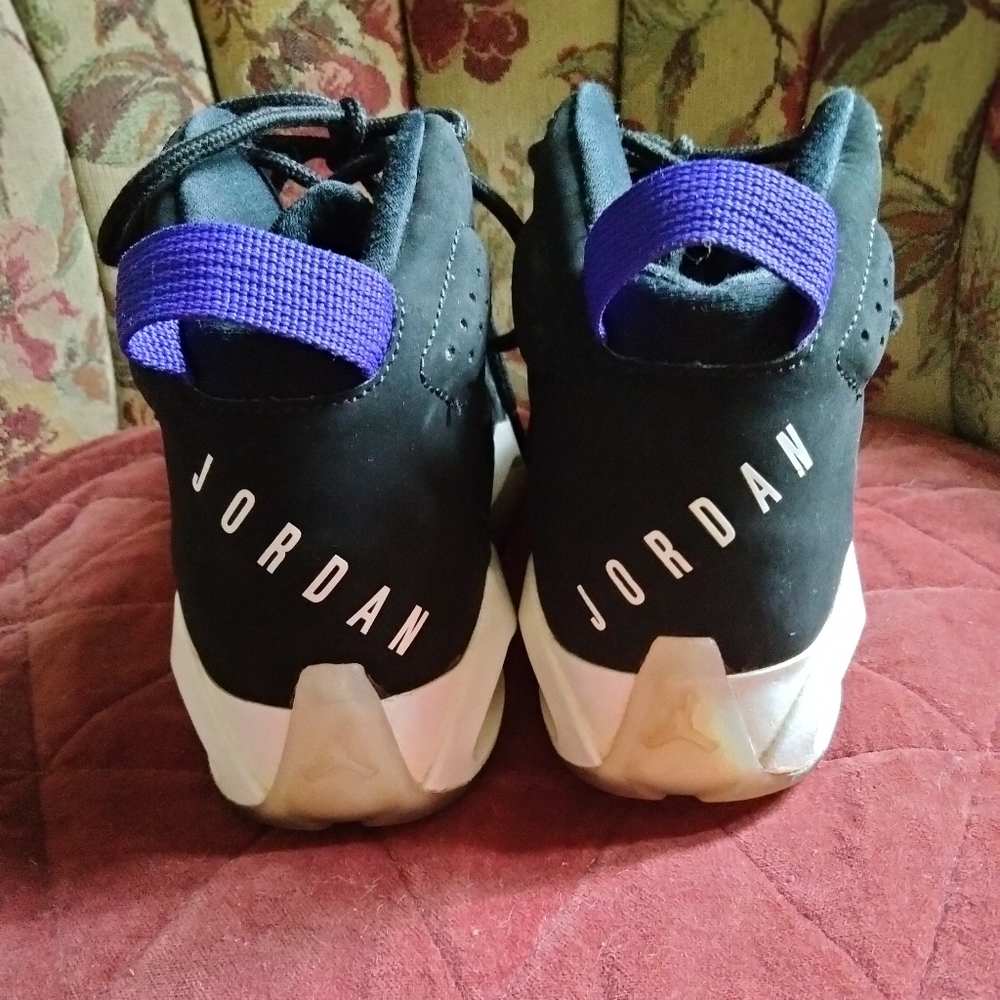 Kids Jordans sz4 Black/white/purple